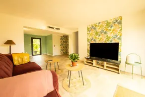Spacious house with large garden and parking - Image 4