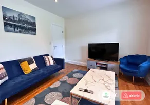 Prime Location 1Bed Apart|WokingTown Free Parking - Image 2