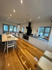 Relaxing Luxury Holiday Home - Image 3