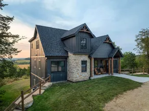 Cliffside Cottage, Private Pond, 50 acres w/ Breathtaking views near Galena, IL - Image 2