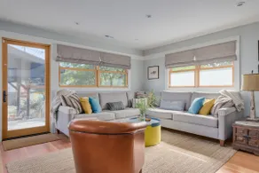 Vibrant 1919 bungalow - peaceful oasis, walk to downtown - Image 2