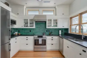 Vibrant 1919 bungalow - peaceful oasis, walk to downtown - Image 5