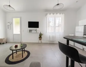 Beautiful Modern 2-Bedroom House – Close to Downtown & Tram - Image 3