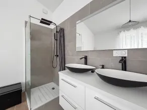 Beautiful Modern 2-Bedroom House – Close to Downtown & Tram - Image 5