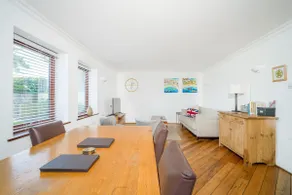 Spacious modern flat - central with parking - Image 4