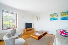 Spacious modern flat - central with parking - Image 2
