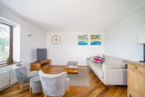 Spacious modern flat - central with parking - Image 3