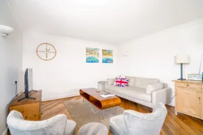 Spacious modern flat - central with parking - Image 5