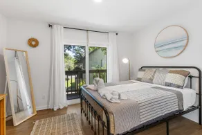 Comfy Townhome | 8 min to UF |Longstaydiscounts - Image 5
