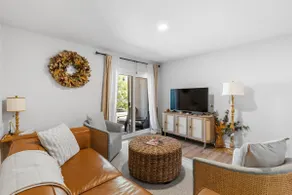 Comfy Townhome | 8 min to UF |Longstaydiscounts - Image 2