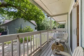 Comfy Townhome | 8 min to UF |Longstaydiscounts - Image 3