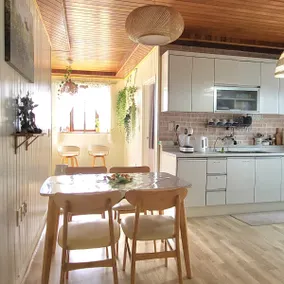 [Sunflower House No. 102] White Yeoul is a vintage house. 2 bedrooms. 2 queen beds. Free parking. - Image 4