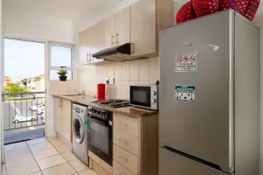 Funky 2bed apartment - Image 2