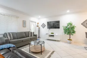 Guesthome w/ Heated Pool 5 mins from Miami Airport - Image 3