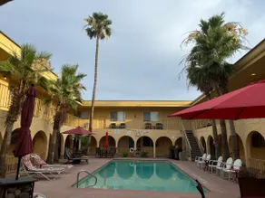 Cute 1 bedroom with pool view. - Image 2