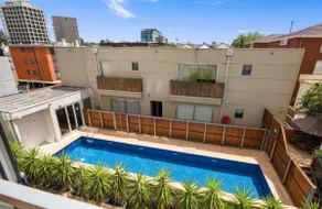2BR Urban Sporting Delight facing MCG+AC-sleeps 5 - Image 3