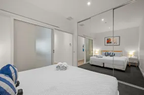 2BR Urban Sporting Delight facing MCG+AC-sleeps 5 - Image 4