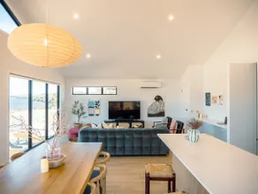 Luxurious Waterfront Home in the North of Hobart - Image 5