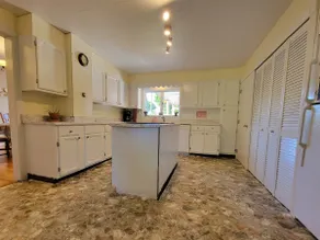 Pretty Old House - Image 3