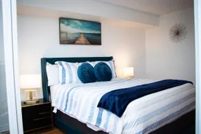 Stylish Condo | Free Parking | Gym | Office Space - Image 4