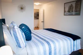 Stylish Condo | Free Parking | Gym | Office Space - Image 5