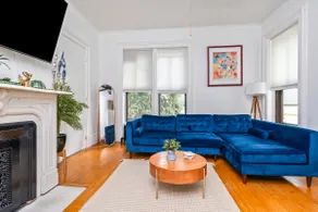 Stylish Apt with Lots of Natural Light - Image 4