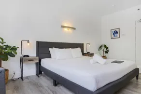 At Mine • Stylish Central Suite • Parking - Image 3