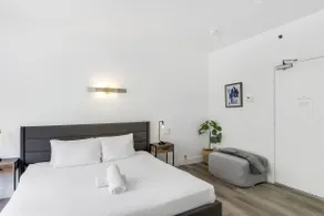 At Mine • Stylish Central Suite • Parking - Image 5