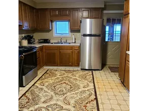 Historical Large 3 Bedroom Apartment Unit A - Image 5