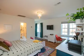 Private,Charming Sylvan Park Guest Suite w Parking - Image 4