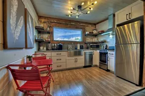 Luxury 1 BR/BA modern rustic suite in Downtown BR - Image 3