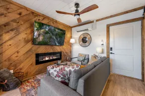 Luxury 1 BR/BA modern rustic suite in Downtown BR - Image 4