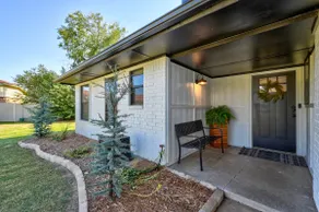 2 Clean and Updated Homes for Large Families in Moore - Image 2