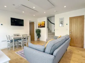 Contemporary Maisonette: Central, Quiet Location - Image 2