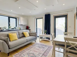Contemporary Maisonette: Central, Quiet Location - Image 4