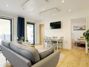 Contemporary Maisonette: Central, Quiet Location - Image 3