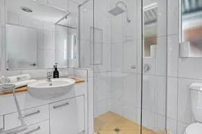 Pet-Friendly Studio with Pool & Pontoon Access - Image 4