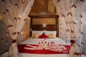 ”Romantic Woodland Cottage: Jacuzzi& Private Lawn” - Image 3