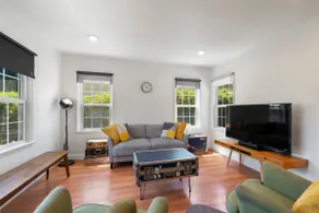 * Entire House * Ample Parking *Quiet Neighborhood - Image 2