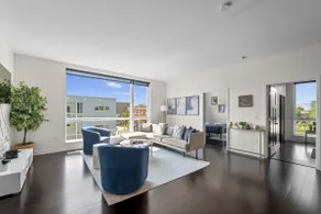 Rogers Park Stay Near Loyola, Transit w/ Parking - Image 3