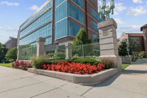 Rogers Park Stay Near Loyola, Transit w/ Parking - Image 5
