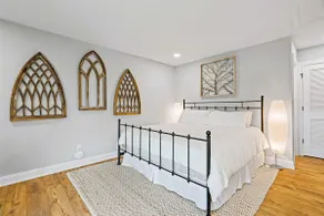 Studio Apartment with King Bed - Image 2