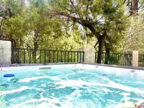 Private Forest Lodge w/Game House, Spa, mins to DT - Image 3