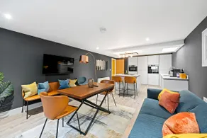 RÌGH Properties - Luxury West End Artisan Apartment - Image 2