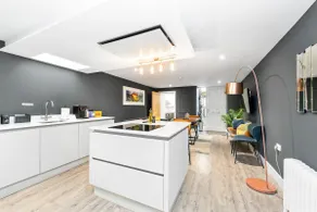 RÌGH Properties - Luxury West End Artisan Apartment - Image 3