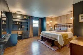 Private suite w/King bed & great shower! - Image 3