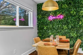 Vibrant home 7 mins from Uptown, King & Queen Beds - Image 2