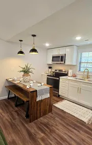 Mama's Bungalow - Image 3