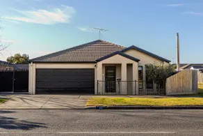 Modern 4BR Retreat/Free EV Charge/Near Surf Coast - Image 3
