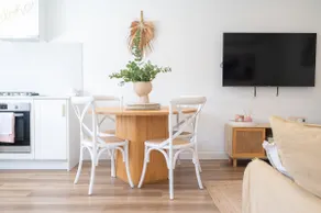 Salt@Brighton *500m to beach* Stylish Coastal Stay - Image 4